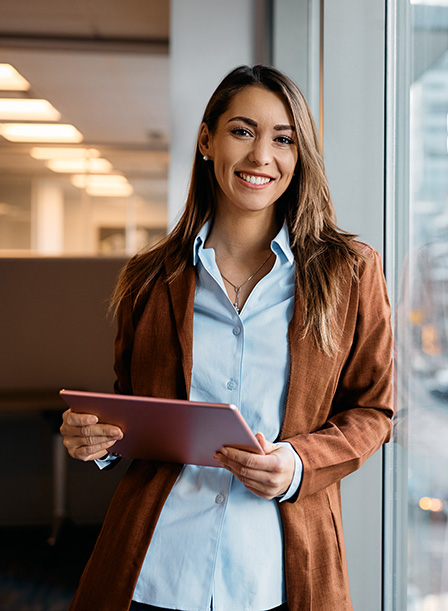 Frau im Büro mit Juristenmappe in der Hand